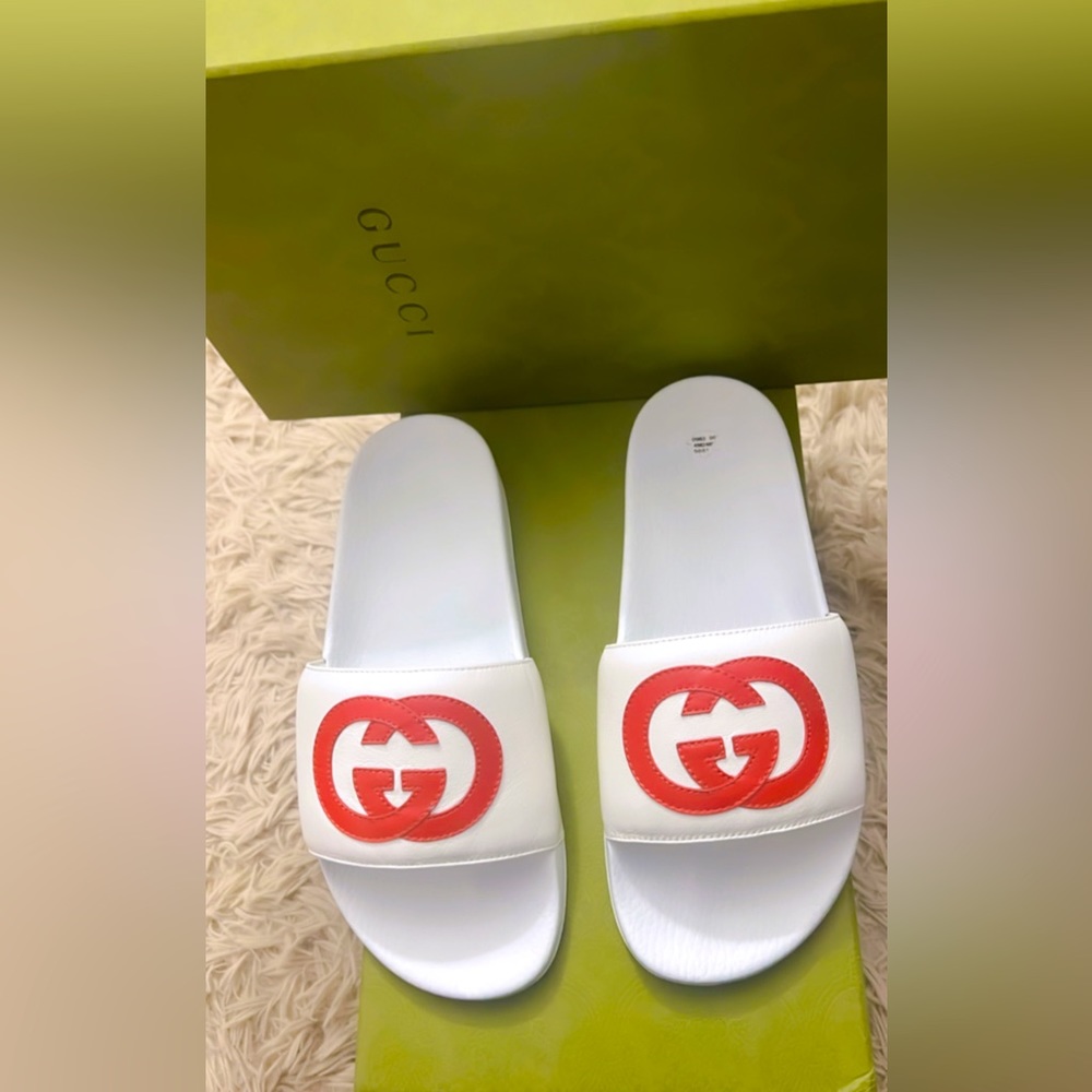 New GUCCI Men’s slide Sandals- pursuit GG LOGO. With the box.
